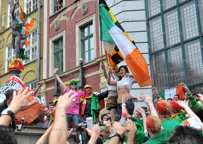 Gdansk, Dlugi Targ. Irlandzcy i hiszpanscy kibice bawia...