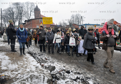 Orszak Trzech Kroli w Zukowie na Kaszubach. Ul. Klasztorna.6.01.2013...