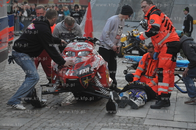 Skoki na quadzie i skutrze snieznym nad fontanna Neptuna...