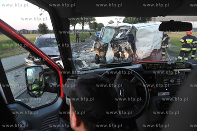 Wypadek czterech samochodow w tym ciezarowego i dostawczego...