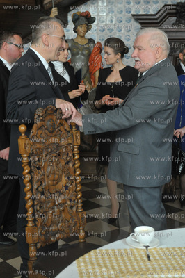 Dwor Artusa. Prezydent Lech Walesa wreczyl przyznawana...