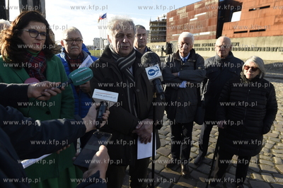Konferencja prasowa na Placu Solidarności z udziałem...