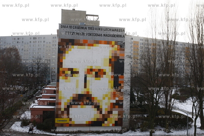 Gdansk Zaspa. Ul. Pilotow 17. Mural przedstawiajacy...