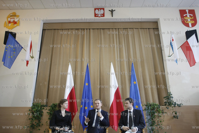 Gdynia. Gimnazjum nr 24 . Premier RP Donald Tusk wzial...