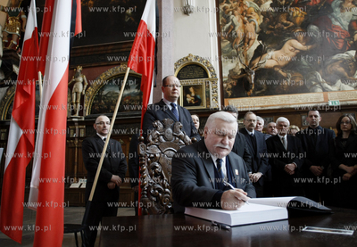 Gdansk. W Dworze Artusa zostala wystawiona ksiega Kondolencyjna....