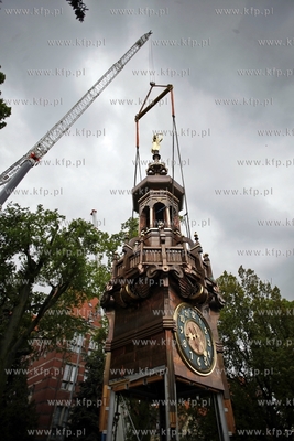 Politechnika Gdanska. Montaz odbudowanej po 67 latach...