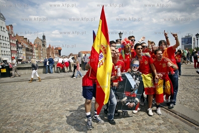 Hiszpanscy kibice opanowali  ul. Dluga i Dlugi Targ...