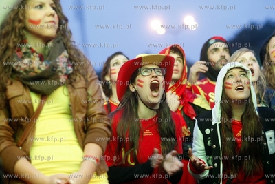 Gdansk. Mistrzostwa europy w pilce noznej. Kibice ogladaja...