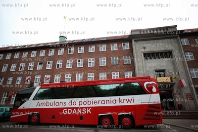 Gdansk. Marszalek pomorski honorowo oddaje krew w ambulansie...