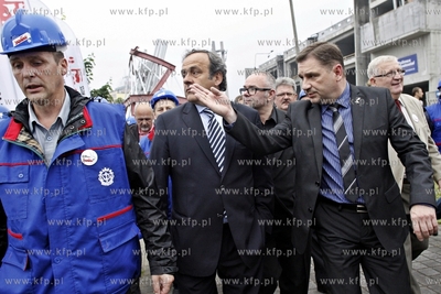 Delegaci UEFA z prezydentem Michaelem Platinim byli...