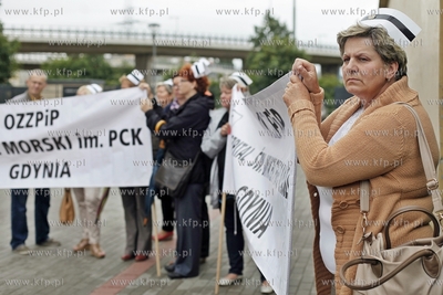 Protest pracownikow pomorskich szpitali pod siedziba...