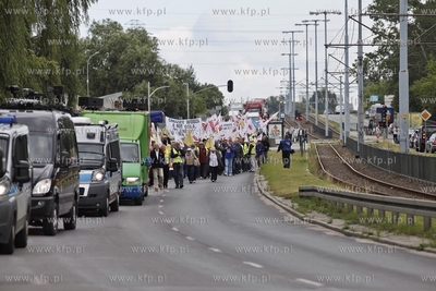 Gdansk. Demonstracja pracownikow firmy energetycznej...