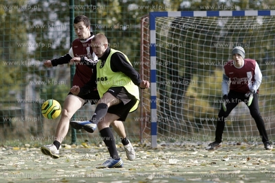 Gdansk Zaspa. Pilkarski turniej dzikich druzyn Do przerwy...