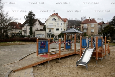 Plac zabaw przy ul.Okreznej w Sopocie.
30.12.2013
fot....