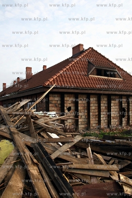 Wyburzanie tzw. Indianskiej Wioski ( osiedle parterowych...