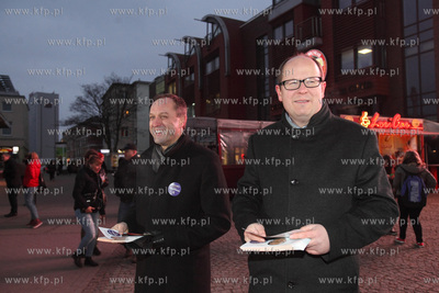 Przed kinem Krewetka w Gdansku Mieczyslaw Struk i Pawel...