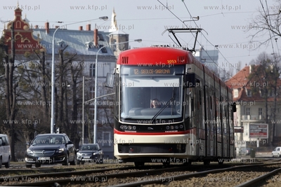 Gdańsk. Tramwaj linii nr 12 ( Pesa Jazz Duo ) przy...