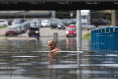 Zalany po obfitych opadach deszczu Węzeł Kliniczna...