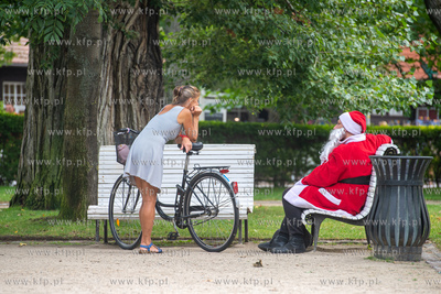 Święty Mikołaj wakacje spędza w Sopocie.  20.08.2022...