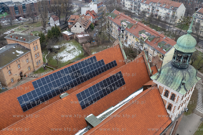 Panele słoneczne zamontowane na dachu kocioła św....