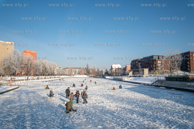 Zima. Łowienie na lodzie przy przystani Żabi Kruk...