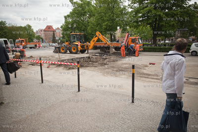Pekniecie rury wodociagowej obok Domu Prasy na Targu...