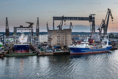 Port w Gdyni. Nz. Stocznie gdyńskie - Crist. 18.06.2019...