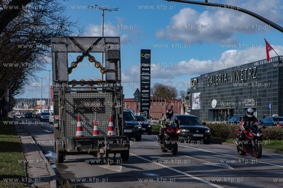 Wyłączony pas ruchu  przed skrzyżowaniem ulic Grunwaldzkiej...