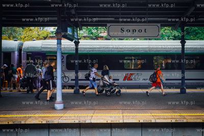 Sopot, dworzec PKP. Wakacyjne podróże pociągiem....
