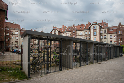 Gdańsk, ul. Transportowców. Nz.  Wiata parkingowa...