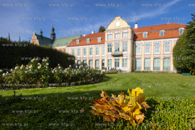 Gdańsk.  Jesienny Park Oliwski. Nz. Pałac Opatów....