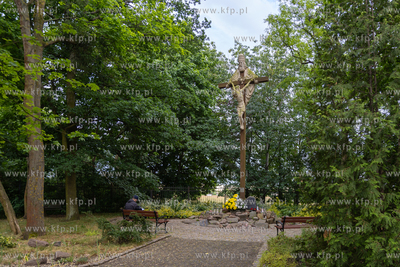 Sopot. Złożenie kwiatów pod krzyżem papieskim w...