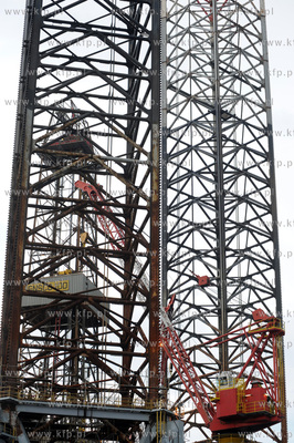 Samopodnosna platforma wiertnicza ENSCO100 przechodzi...