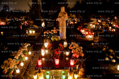 Gdansk. Cmentarz lostowicki. Swieto Wszystkich Swietych....
