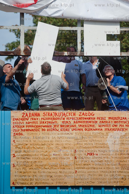 Gdansk. Brama Historyczna nr 2 Stoczni Gdanskiej. Stoczniowy...