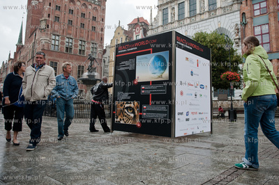 Gdansk. Dlugi Targ. Otwarcie wystawy pt REACT FOR WORLD...