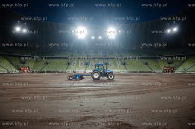 Gdansk. Stadion PGE Arena. Wymiana murawy przed meczem...