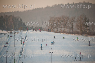 Zimowe popoludnie na stoku narciarskim Koszalkowo w...