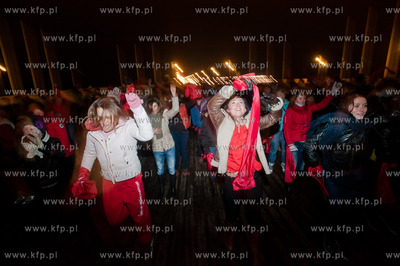 Sopot. Molo. Happening przeciw przemocy wobec kobiet,...