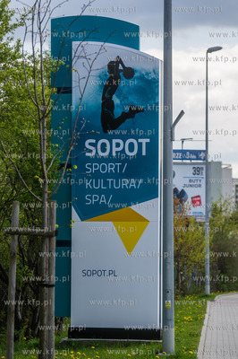 Sopot. Ul. Lokietka. Nowe witacze zamontowane na wjezdzie...