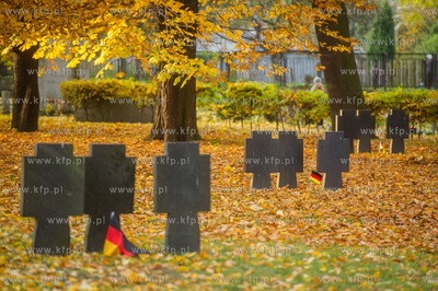 Gdansk. Cmentarz Garnizonowy. Dzien Wszystkich Swietych.
Nz...