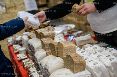 Gdansk. Hala postoczniowa przy ul. Doki 1. BioBazar...