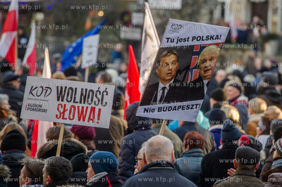 Gdansk. Manifestacja w obronie Wolnych Mediow zorganizowana...