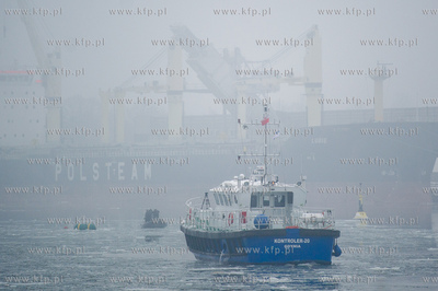 Gdansk. Nowy Port. Operacja usuwania niewybuchu pochodzacego...