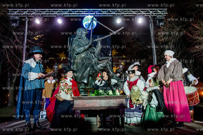 Gdansk. Zieleniec przy pomniku Jana Heweliusza. Widowisko...