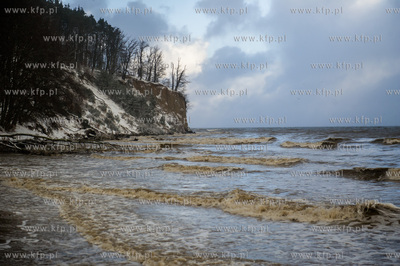 Gdynia. Orłowo. Skutki nocnego sztormu na Bałtyku.
05.01.2017
fot....