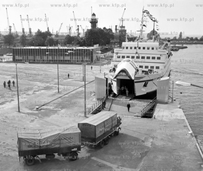 Zaladunek promu Gryf na przystani promowej w Gdansku-...