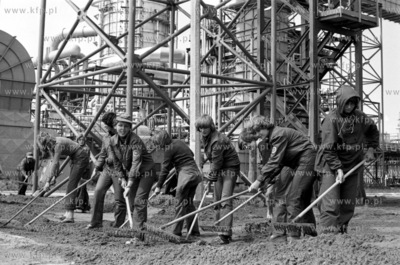 Sprzatenie terenu przed blokiem olejowym w Rafinerii...