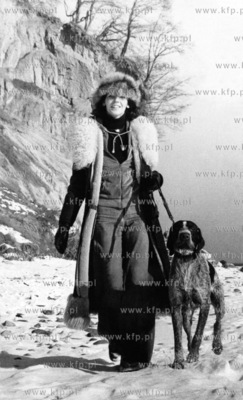 Zimowy spacer brzegiem morza w Gdyni Orlowie. 18.02.1978...