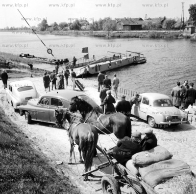 Przeprawa promowa w Kepinach Wielkich na Nogacie. 1959
z0006445
Fot....